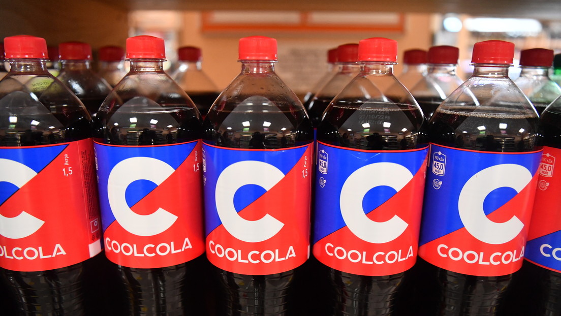 Pese a la salida de Coca-Cola de Rusia, los estantes están llenos de bebidas de cola: ¿a qué se debe?