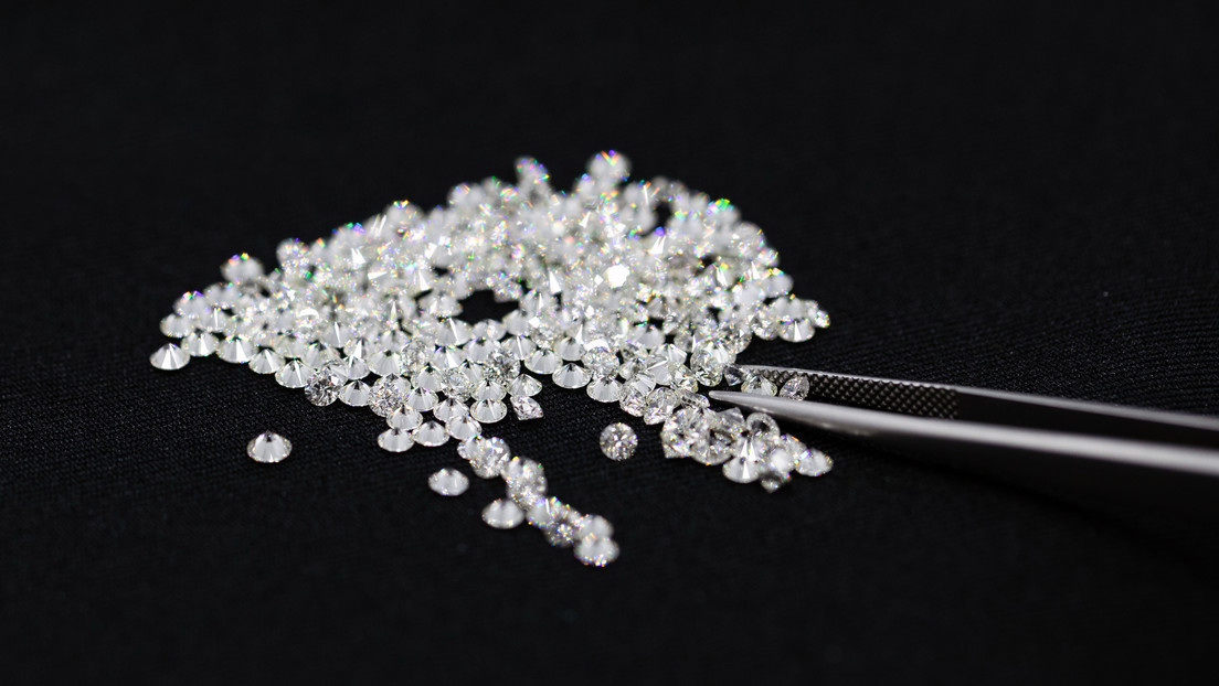 Consiguen convertir el plástico en diamantes usando potentes láseres