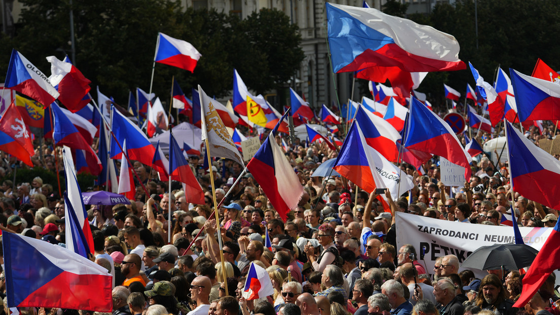 Organizan multitudinaria protesta en República Checa contra "la sumisión política" a la UE