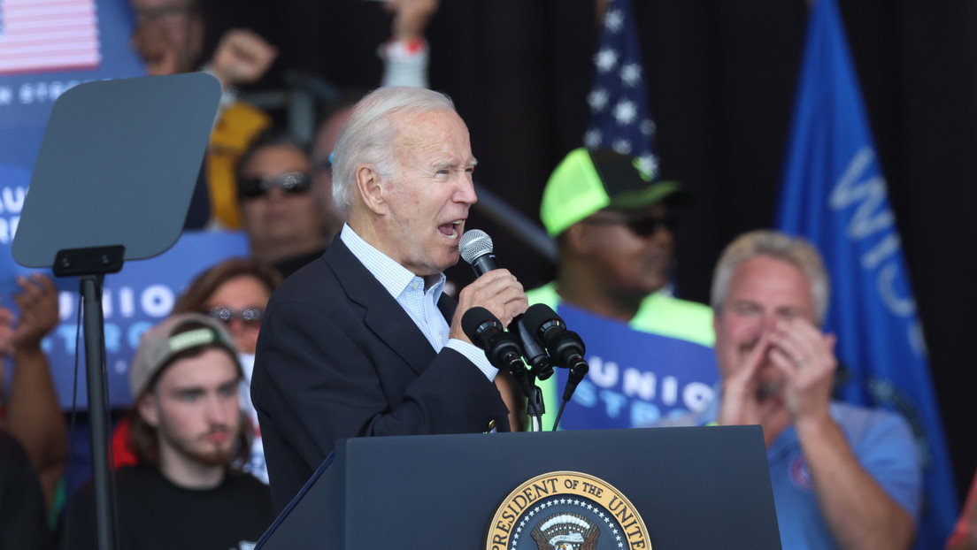 "Todo el mundo tiene derecho a ser idiota": Biden reacciona, luego de que un hombre lo interrumpiera durante un discurso
