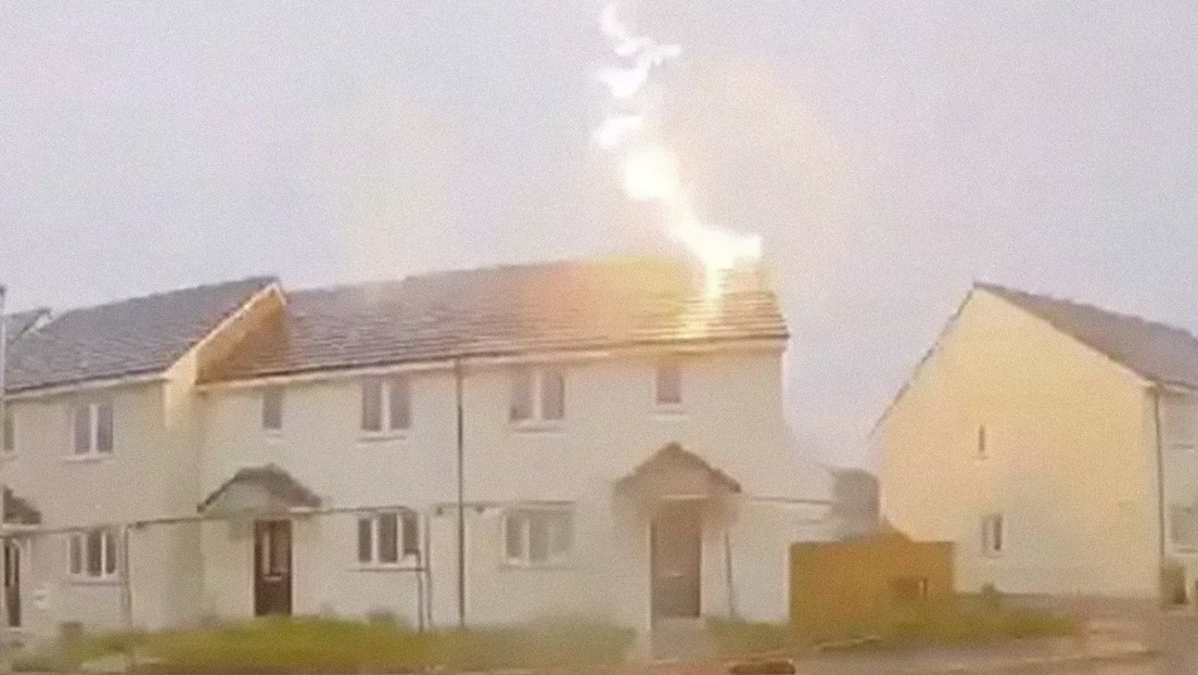 VIDEO: Un rayo cae sobre una casa recién construida en el Reino Unido