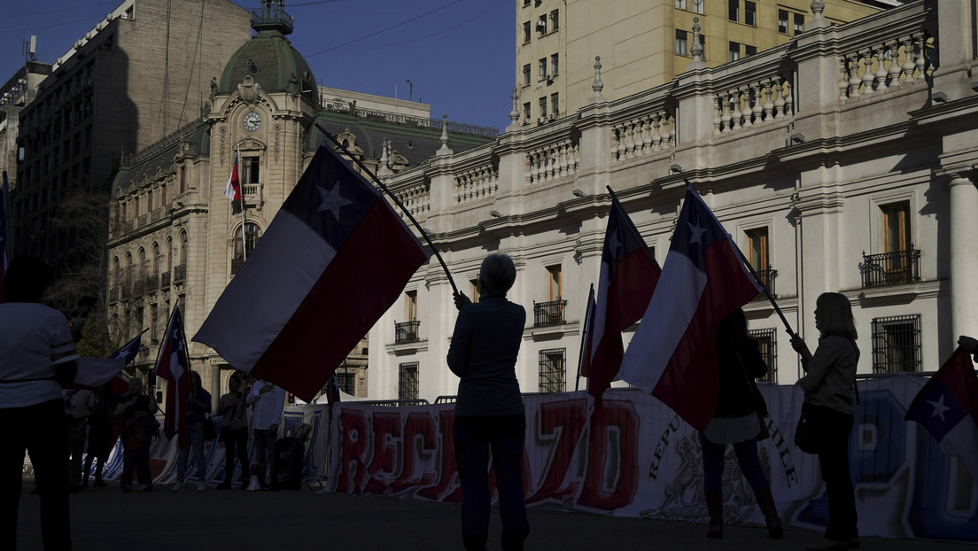 Tensión en Chile: cargas policiales y detenciones en las inmediaciones de la sede del Gobierno mientras Boric preparaba el cambio ministerial