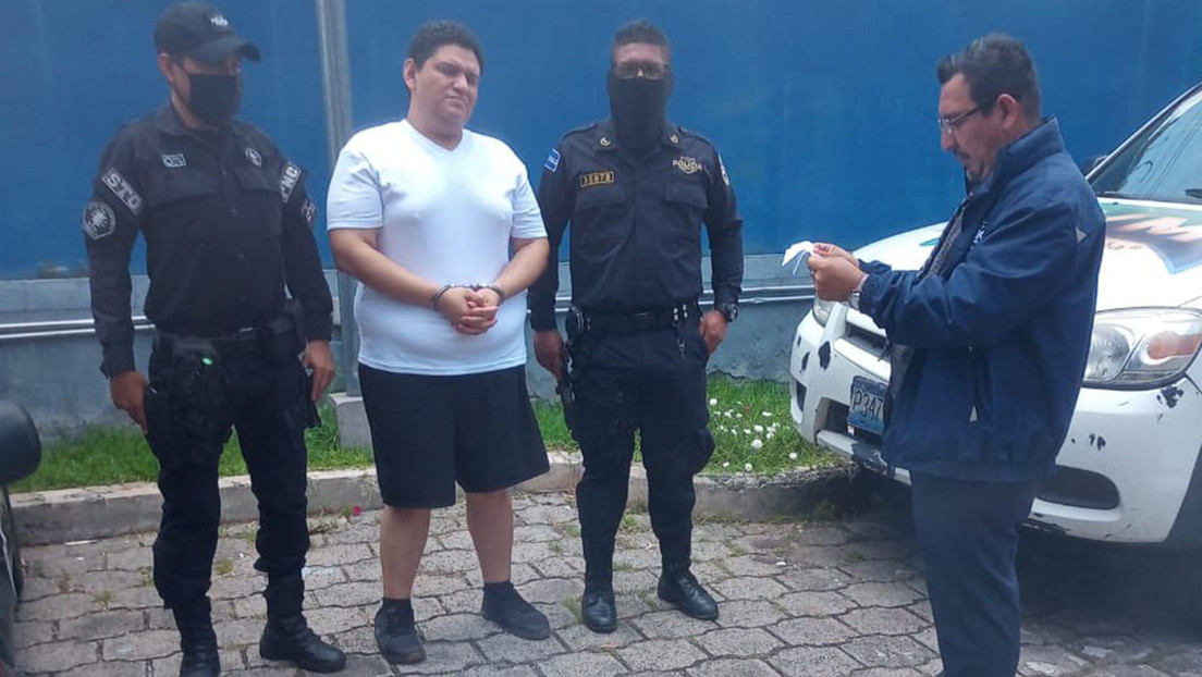 Un tuitero es detenido en El Salvador tras criticar el "tremendo dispositivo de seguridad" de la familia de Bukele e insultar a sus escoltas