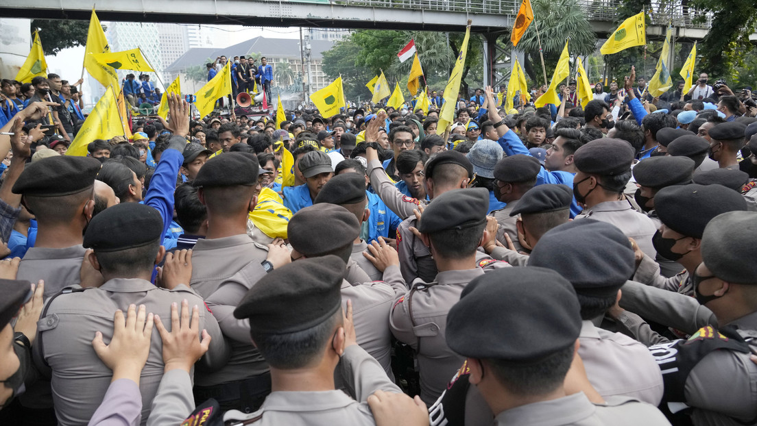 Estallan protestas en Indonesia tras la decisión del Gobierno de aumentar el precio de los combustibles (VIDEOS)