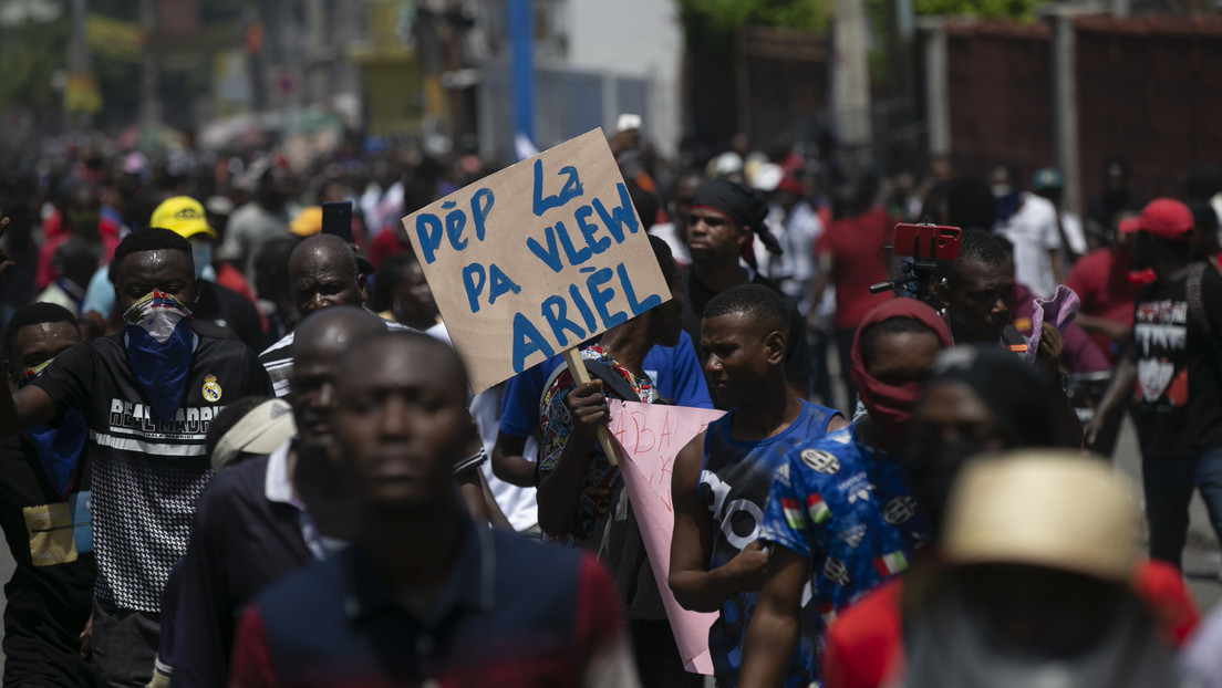 "Tenemos hambre": Miles de haitianos protestan contra la inseguridad y la inflación mientras el primer ministro viaja a EE.UU.
