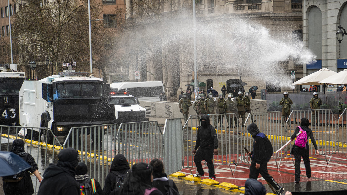 Autobuses quemados, represión policial y protestas en el metro: tercera jornada de movilización de estudiantes en Chile