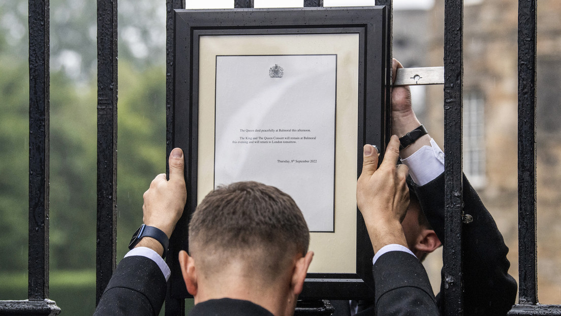 VIDEO: Publican un comunicado sobre la muerte de Isabel II en las puertas del Palacio de Buckingham