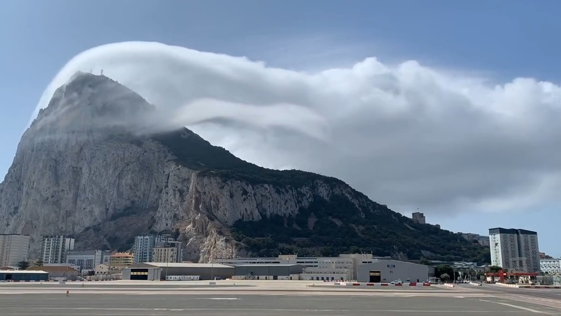 VIDEO: Impresionante y cautivadora 'ola' de nubes ondulantes sobre el peñón de Gibraltar