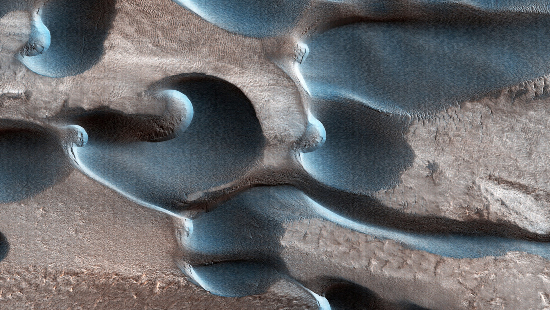 Así se ve un conjunto de hermosas 'dunas barjanes' en el polo norte de Marte (FOTO)