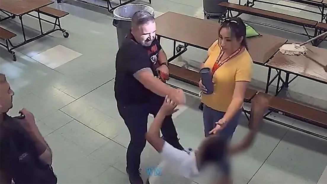 El director de una escuela en EE.UU. derriba de un fuerte empujón a un alumno con necesidades especiales (VIDEO)