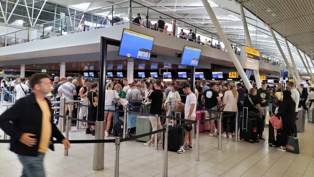 El aeropuerto de Ámsterdam pide a las aerolíneas cancelar sus vuelos por falta de personal