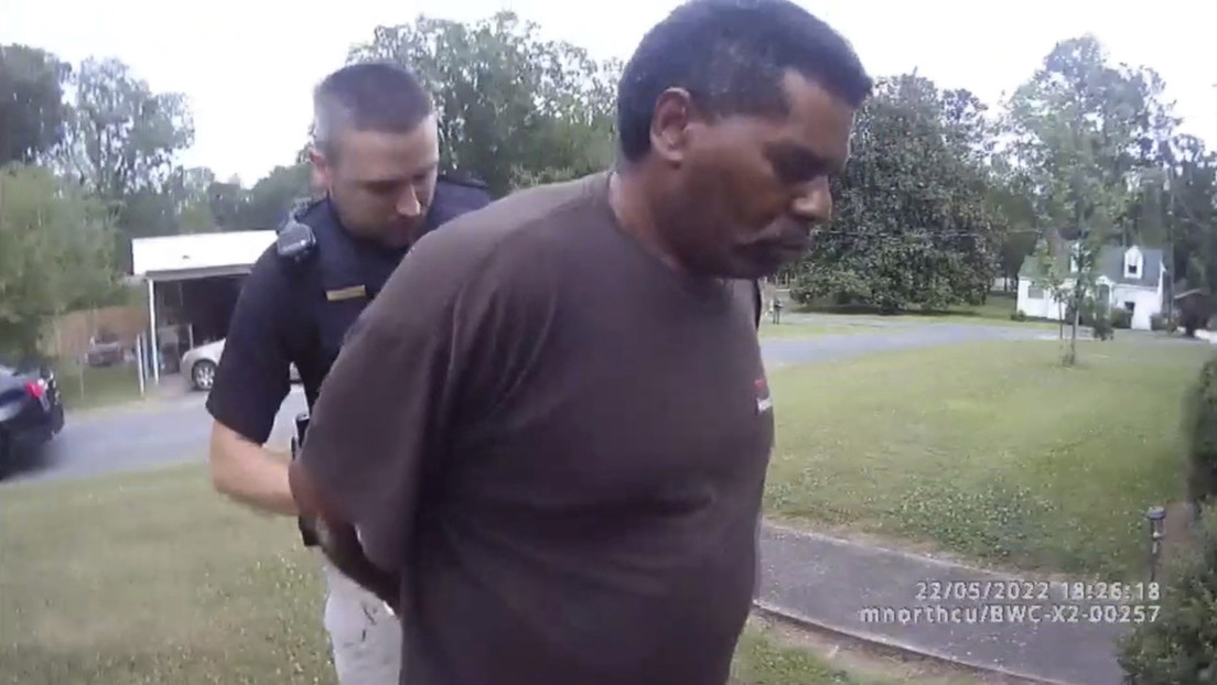 El pastor afroamericano detenido mientras regaba flores demanda a la Policía en EE.UU.