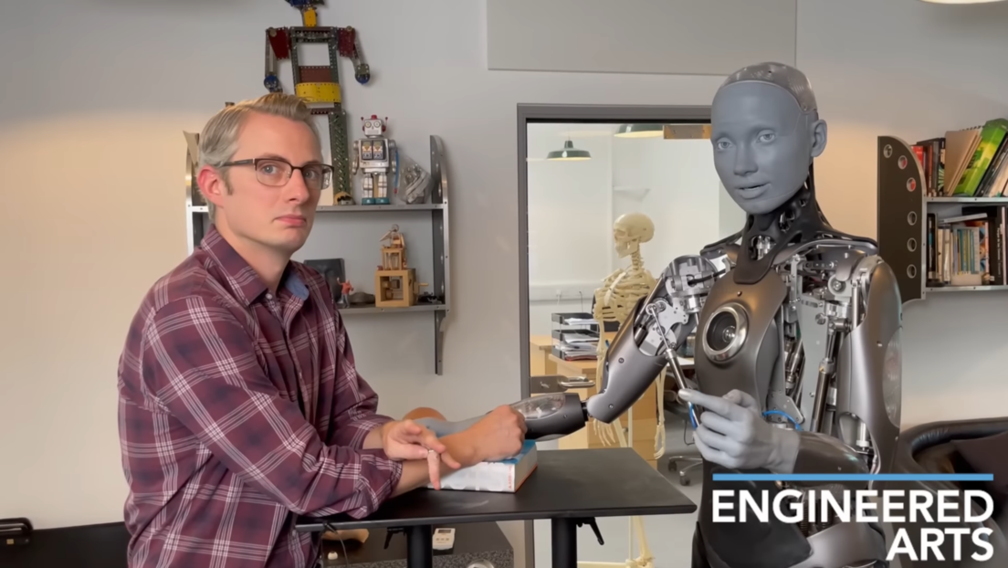 VIDEO: Un robot humanoide asegura que los androides "nunca dominarán el mundo"