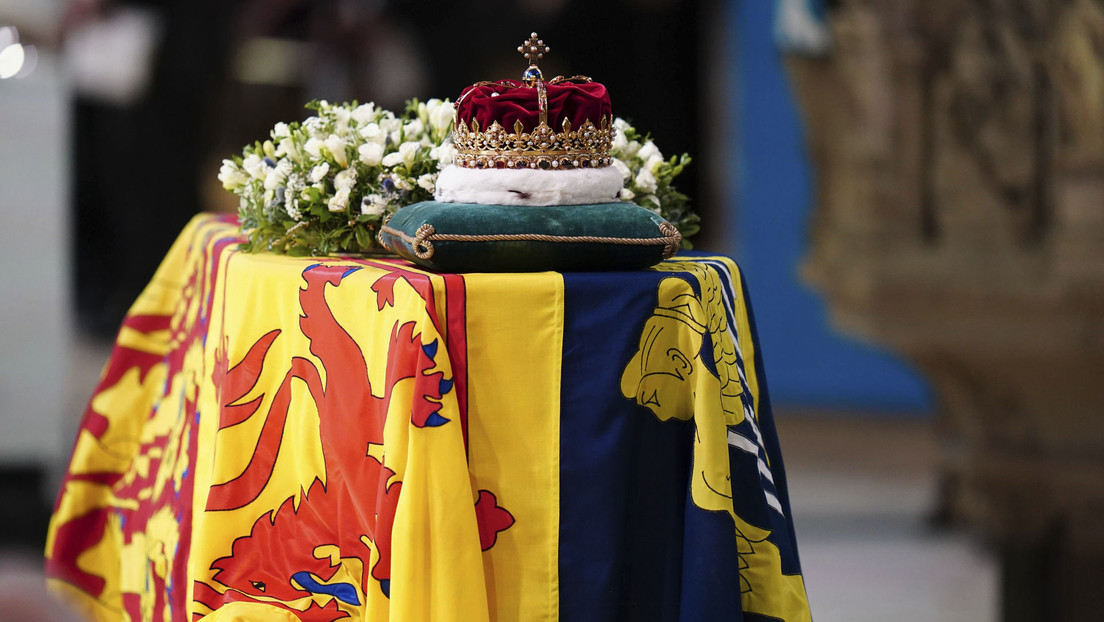 Depositan la Corona de Escocia de 500 años de antigüedad sobre el ataúd de la reina Isabel II (VIDEO)