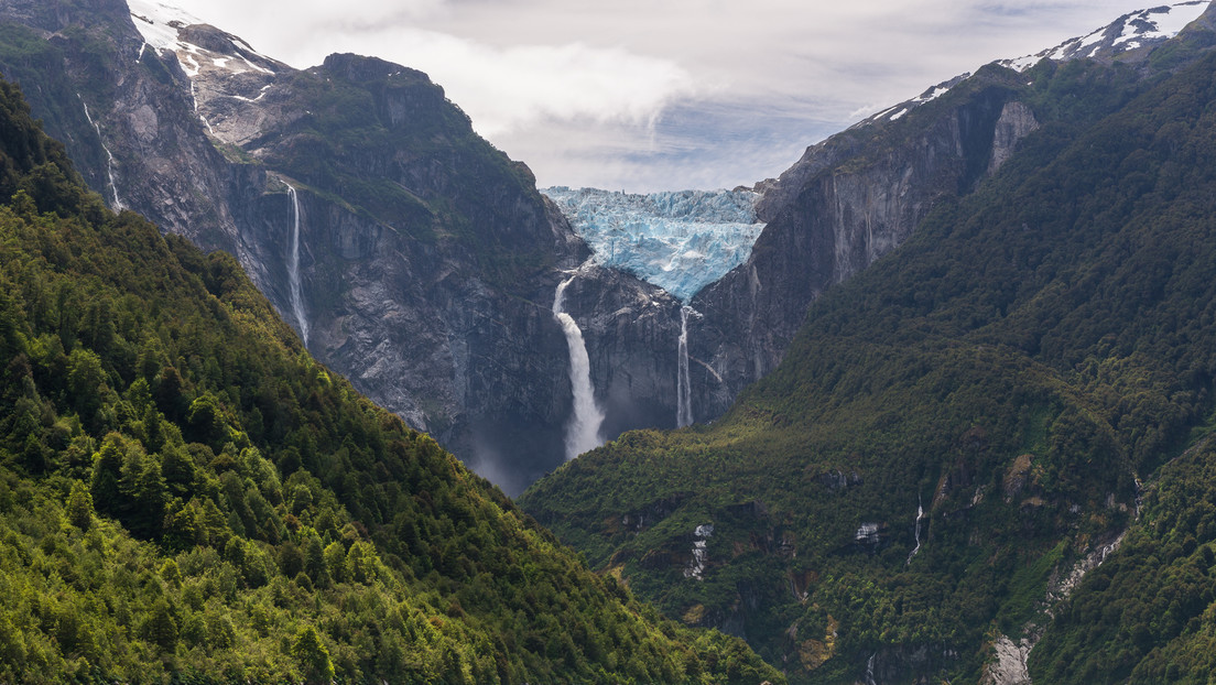 VIDEO: Una gran masa de hielo se desprende de un glaciar en un parque nacional de Chile