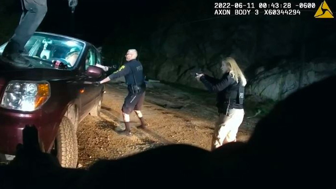 VIDEO: Pide ayuda tras sufrir una crisis en un coche, pero la Policía le dispara y muere