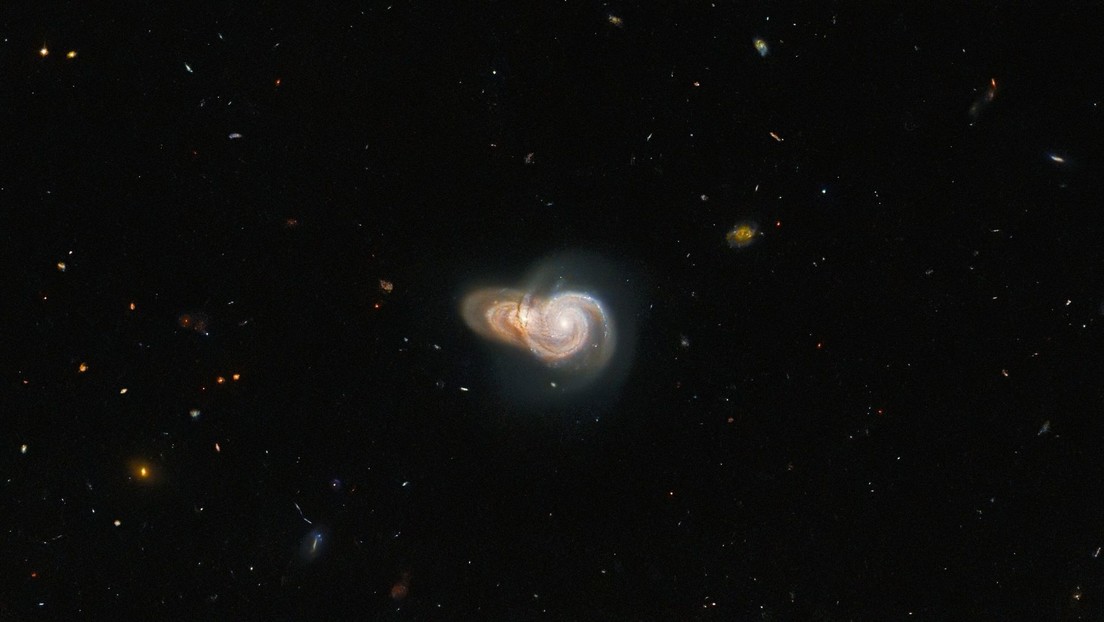 El Hubble capta dos galaxias superpuestas que forman un 'caracol' interestelar