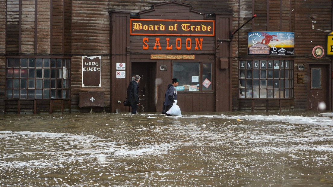 Una poderosa tormenta provoca inundaciones históricas, vientos dañinos y cortes de energía en Alaska