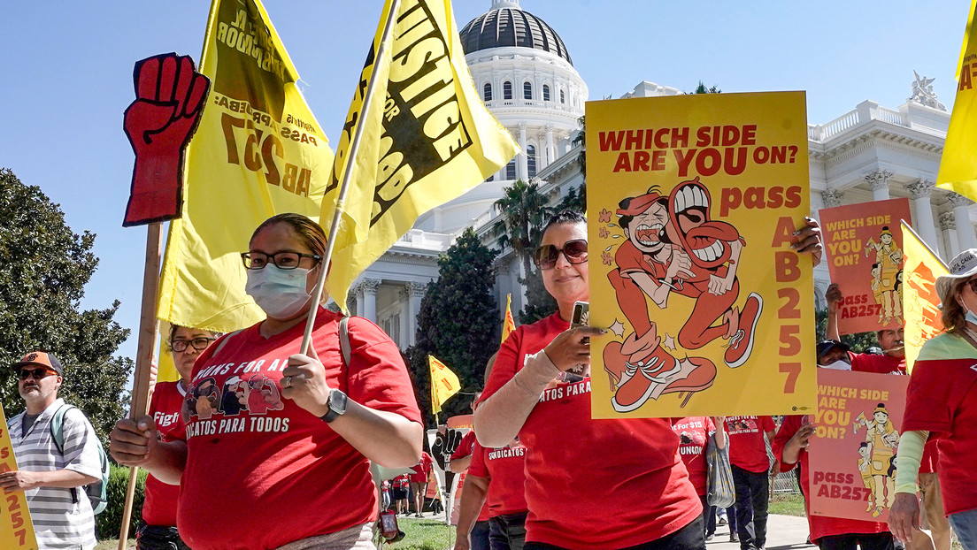 La industria de comida rápida de California busca un referéndum para anular una ley laboral