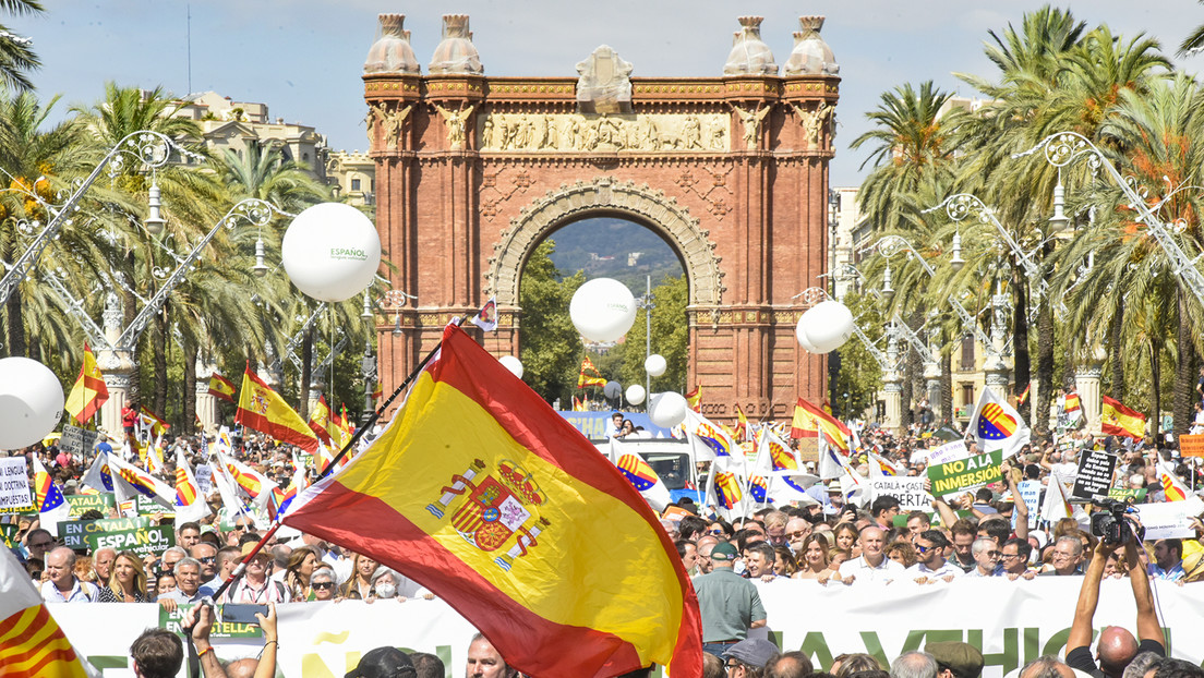 Miles de personas protestan en Barcelona contra la exclusión del castellano de las aulas en Cataluña