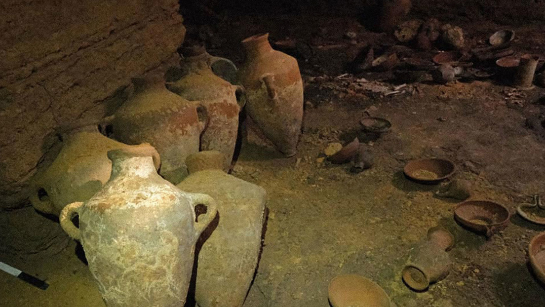 Descubren en Israel una cueva funeraria intacta de 3.300 años parecida a un 'set' de grabación de las películas de 'Indiana Jones'