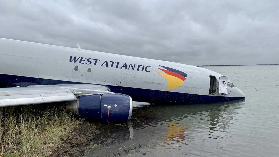 Un avión de carga termina en el agua en el aeropuerto de Montpellier