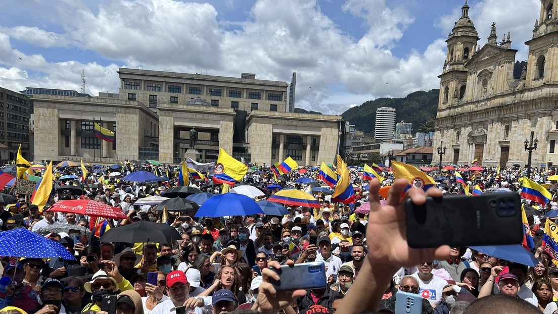 La oposición colombiana protesta contra el gobierno de Petro en varias ciudades del país