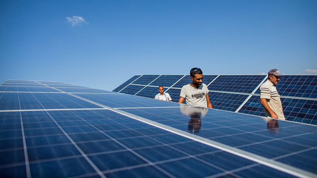 Bloomberg: Los paneles solares se acumulan en los almacenes de una Europa 'hambrienta' de energía