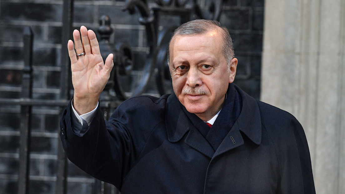 Erdogan sostiene que Turquía seguirá bajando los tipos de interés y se mofa por la caída de la libra esterlina