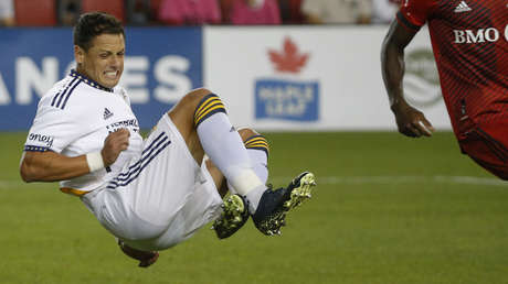 "Rodando la nueva telenovela de Netflix": Se burlan de 'Chicharito' al ser 'acorralado' por adversarios (VIDEO)