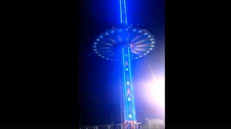 VIDEO: Una atracción mecánica con gente se cae desde una gran altura en la India