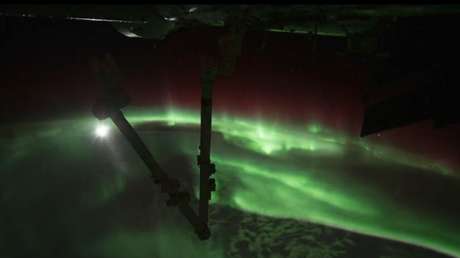 VIDEO: Un increíble 'timelapse' muestra una colorida aurora sobre el océano Índico desde el espacio