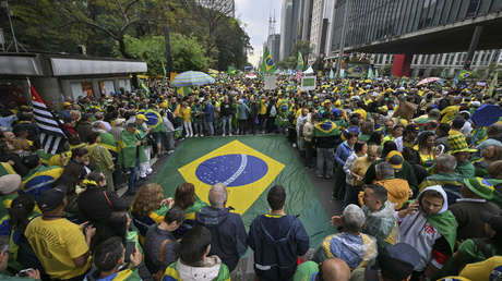VIDEO: Paracaidistas brasileños sufren aparatosos aterrizajes durante un ensayo para el desfile del bicentenario de la Independencia