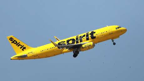 Una enfermera salva la vida de una bebé recién nacida que dejó de respirar durante un vuelo