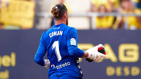 VIDEO: Espectador sufre un infarto en pleno partido Cádiz-F.C. Barcelona y uno de los porteros corre a llevarle un desfibrilador