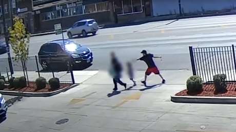 VIDEO: Un hombre ofrece dinero a una madre por su hija de 5 años y luego intenta raptarla a plena luz del día