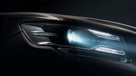 El fabricante de coches de lujo ruso Aurus, que usa la presidencia del país, revela su todoterreno 'Komendant'