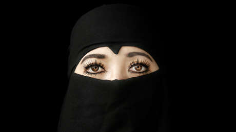 Una joven detenida en Irán por usar incorrectamente el hiyab muere tras caer en coma