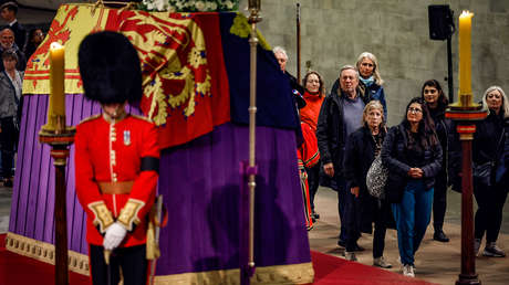 VIDEO: Detienen a un hombre que intentó tocar el ataúd de Isabel II