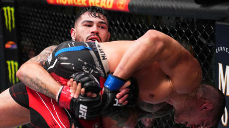 VIDEO: Un luchador de la UFC rompe la lona del octágono tras ser clavado de cabeza por su oponente