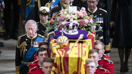 ¿Qué dice la carta de despedida que el rey Carlos III dejó sobre el féretro de la reina Isabel II?