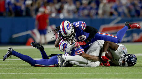 VIDEO: Un jugador de los Buffalo Bills abandona el campo en ambulancia tras una brutal lesión en el cuello