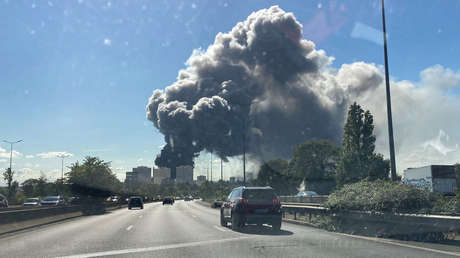 Se registra en París un gran incendio en el mercado mayorista de alimentos más grande del mundo (VIDEO)