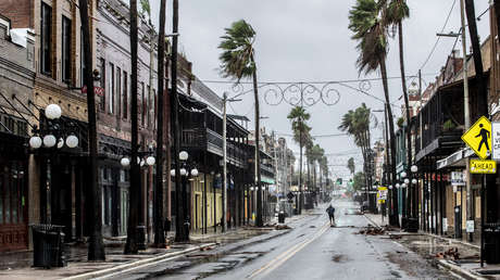 VIDEOS: Periodistas arriesgan sus vidas en la cobertura del paso del huracán Ian