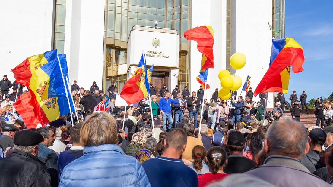 VIDEO: Multitudinaria protesta en la capital de Moldavia exigiendo la renuncia de la presidenta