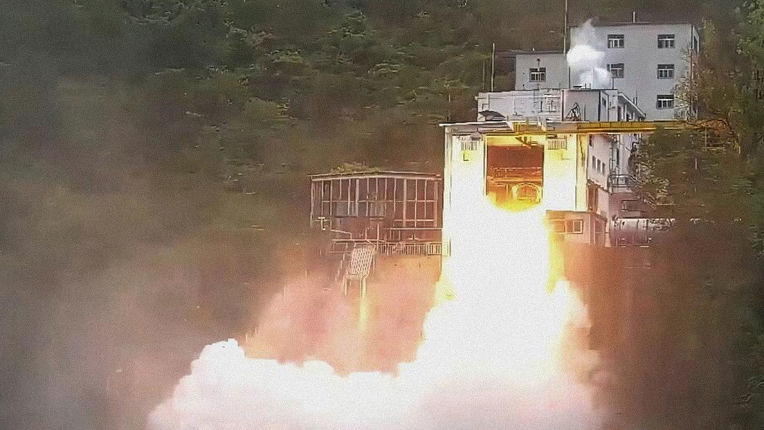 China prueba con éxito el poderoso motor que llevará a su próximo cohete superpesado a la Luna y Marte