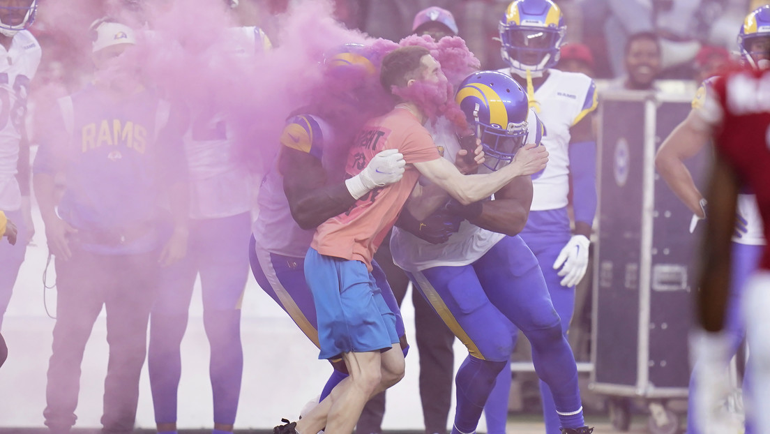 Dos jugadores de Los Angeles Rams derriban a un intruso durante un partido de la NFL (VIDEO)