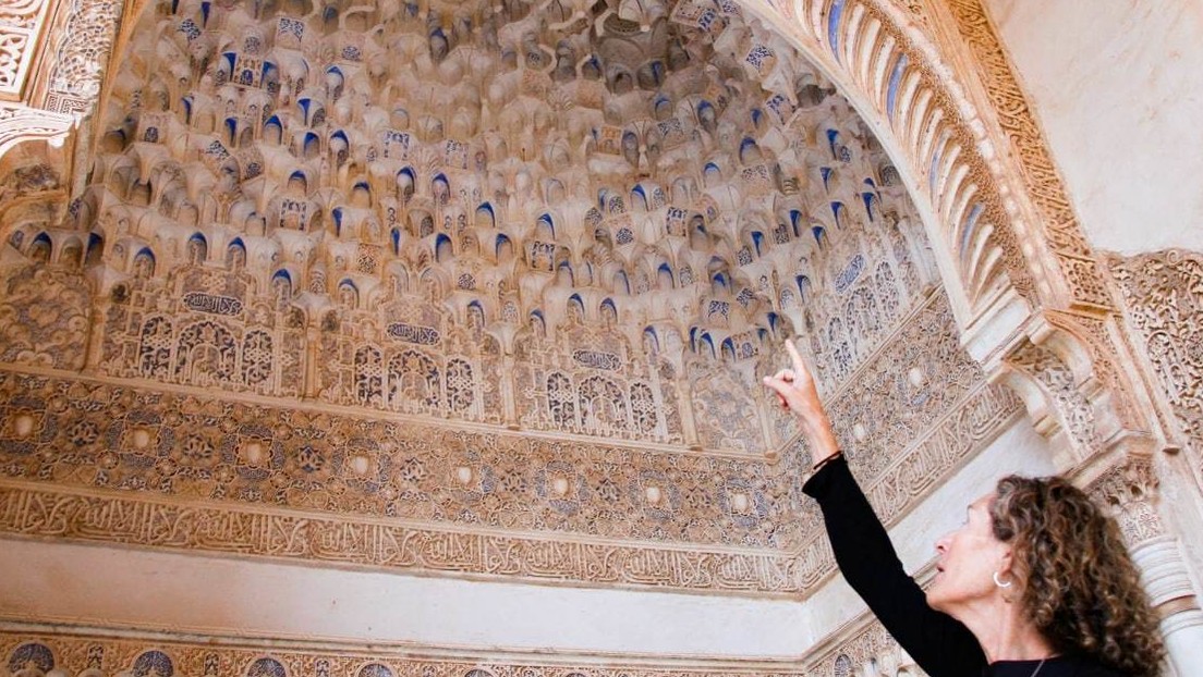 Descubren el misterioso origen de las manchas púrpuras en los techos de la Alhambra