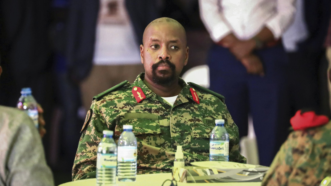 Uganda destituye al hijo de su presidente como comandante del Ejército tras controvertidos tuits sobre invadir Kenia