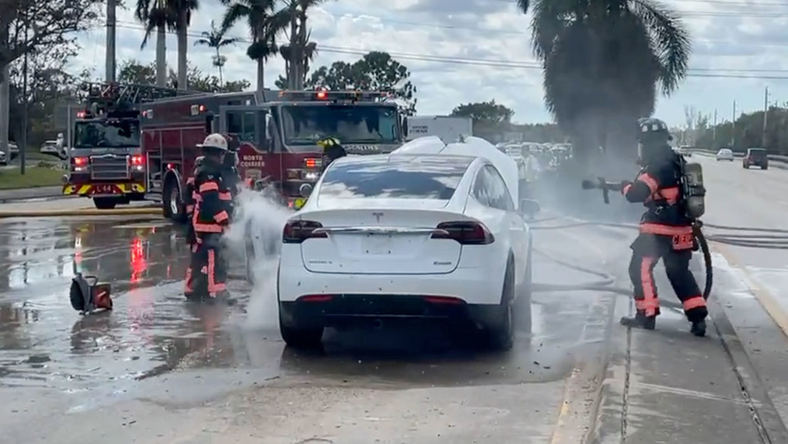 Vehículos eléctricos se incendian en Florida tras el paso del huracán Ian (VIDEO)